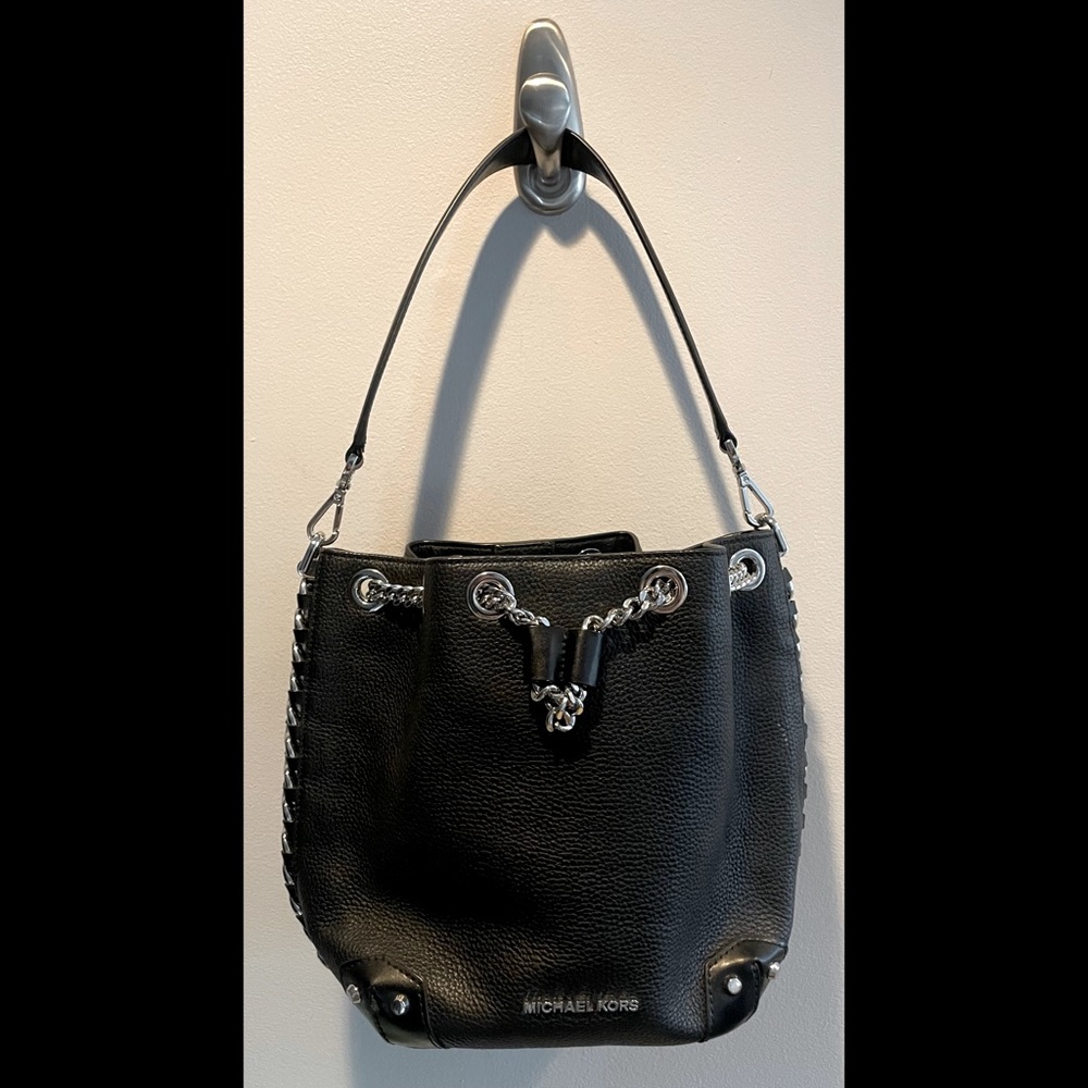 MICHAEL KORS ALANIS SMALL BLACK LEATHER BUCKET BAG